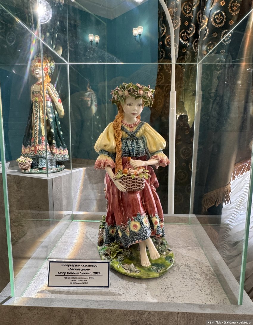 Выставка "Хрупкая красота", коллекция работ Натальи Лыжиной «Новоторжские щеголихи»