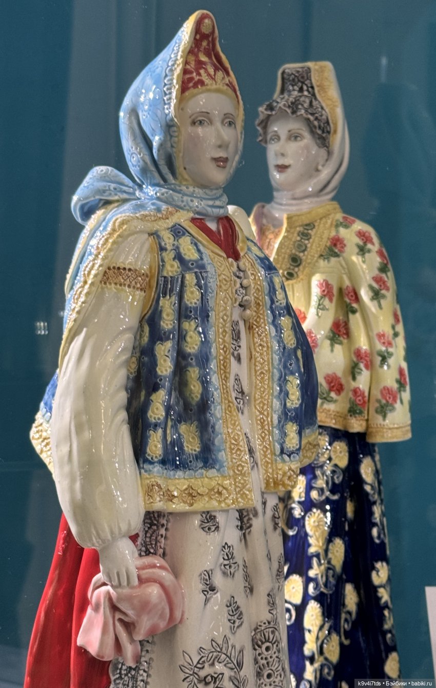 Выставка "Хрупкая красота", коллекция работ Натальи Лыжиной «Новоторжские щеголихи»