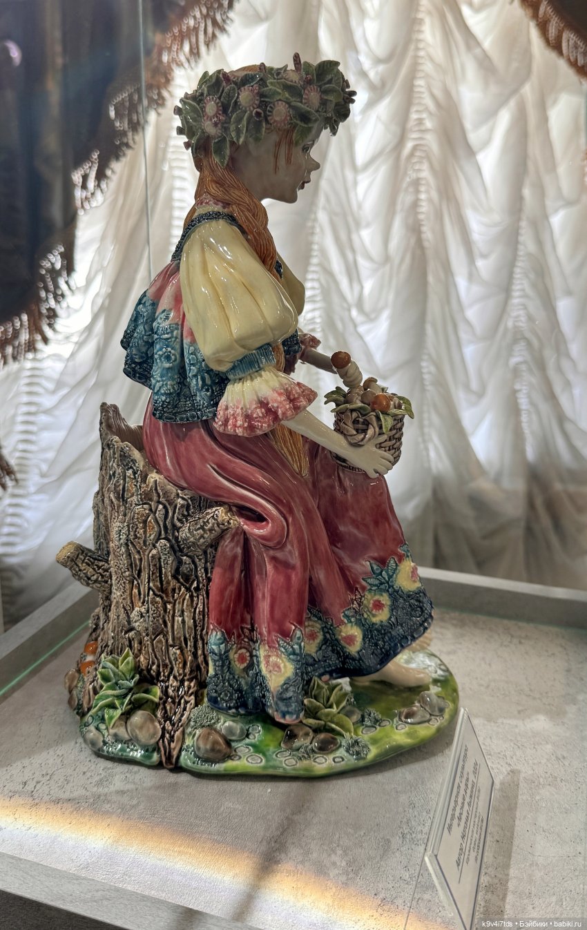 Выставка "Хрупкая красота", коллекция работ Натальи Лыжиной «Новоторжские щеголихи»