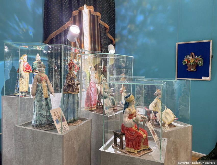 Выставка "Хрупкая красота", коллекция работ Натальи Лыжиной «Новоторжские щеголихи»