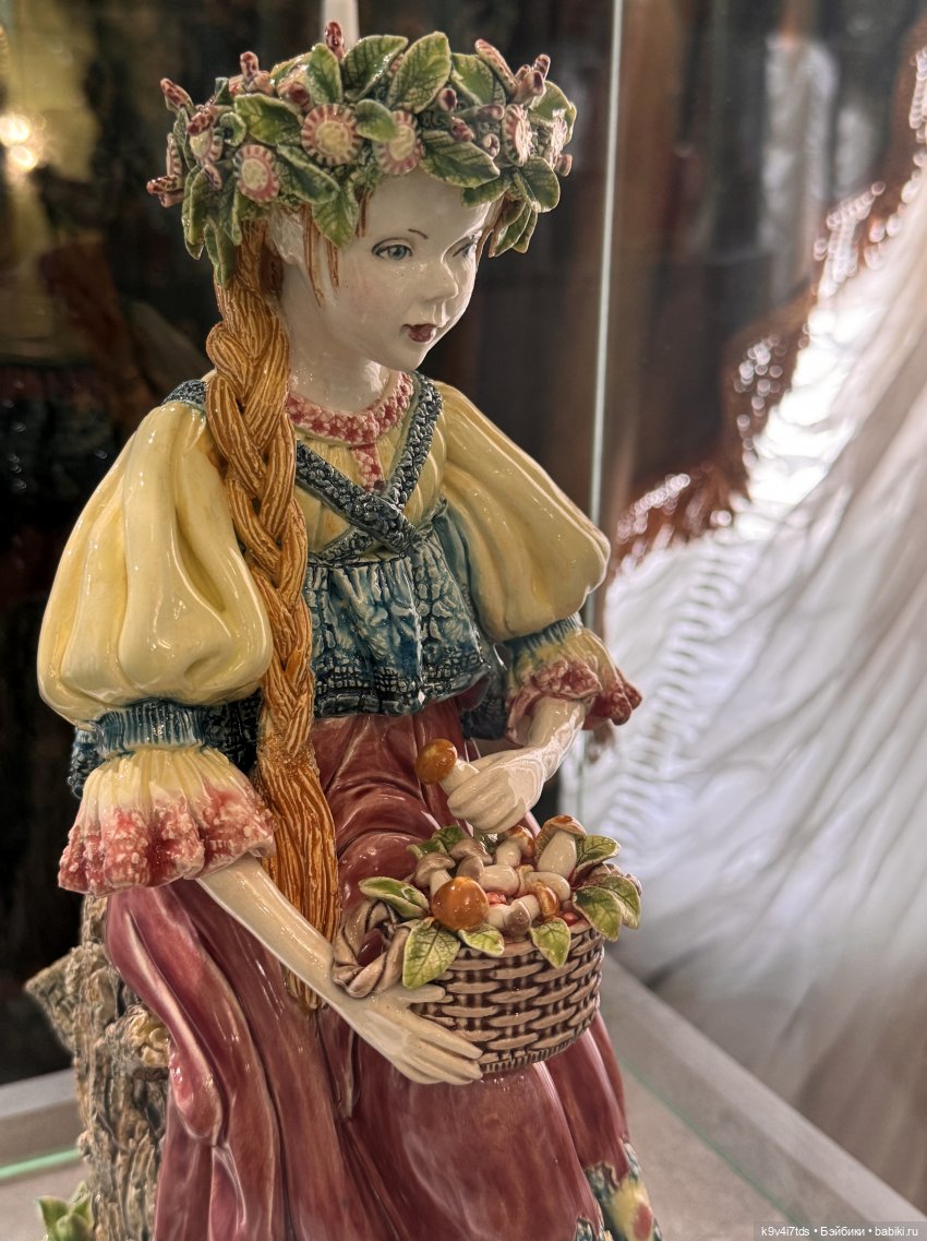 Выставка "Хрупкая красота", коллекция работ Натальи Лыжиной «Новоторжские щеголихи»