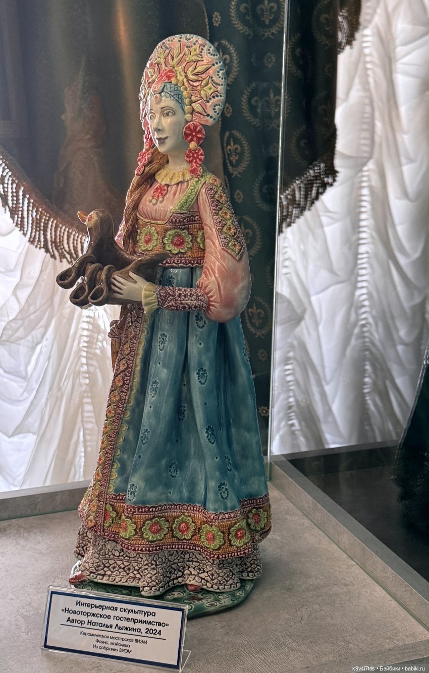 Выставка "Хрупкая красота", коллекция работ Натальи Лыжиной «Новоторжские щеголихи»