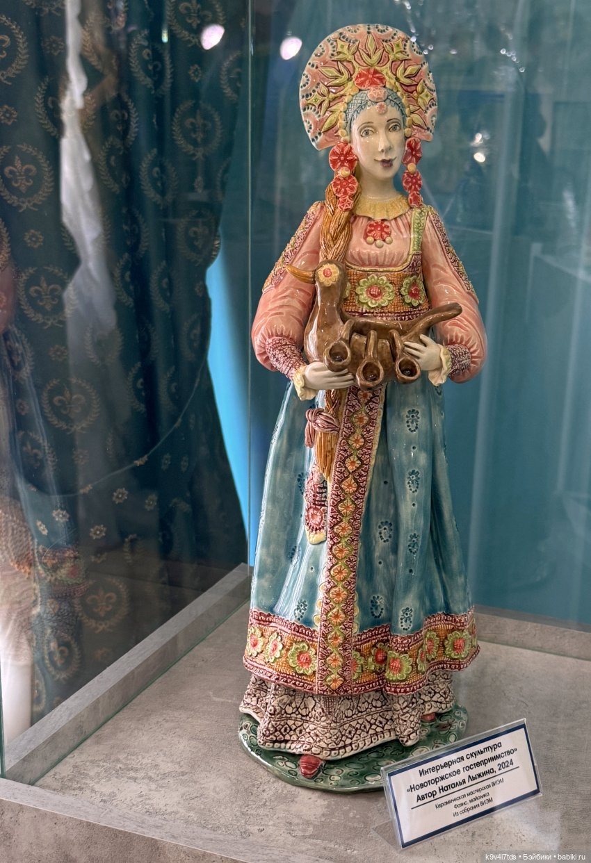 Выставка "Хрупкая красота", коллекция работ Натальи Лыжиной «Новоторжские щеголихи»