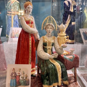 Выставка "Хрупкая красота", коллекция работ Натальи Лыжиной «Новоторжские щеголихи»