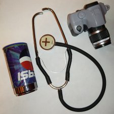 Стетоскоп, очки, фотоаппарат и банка пепси