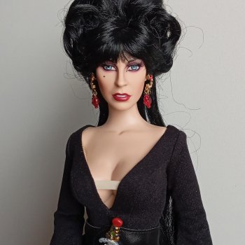 Ведьма, колдунья или просто Элвира от Тоннер.