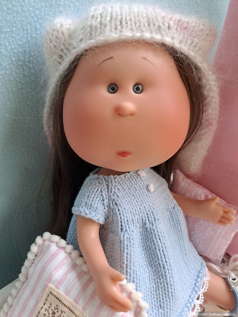 Вязаное платье для куклы Mia от Nines d’Onil