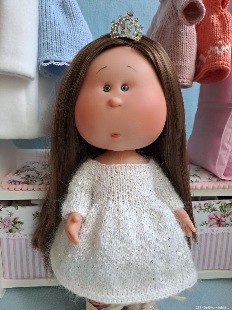 Вязаное платье для куклы Mia от Nines d’Onil