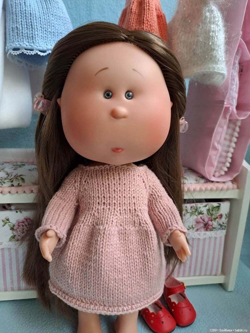 Вязаное платье для куклы Mia от Nines d’Onil