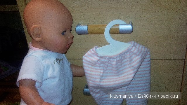 малышка захотела спать.она сняла ползунки и повесила их на вешалочку.