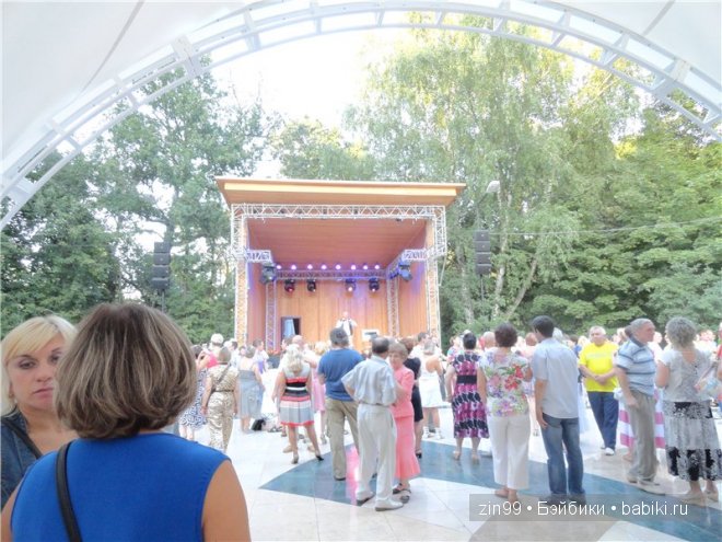 Прогулка по парку Сокольники в Москве в компании с Мышонком