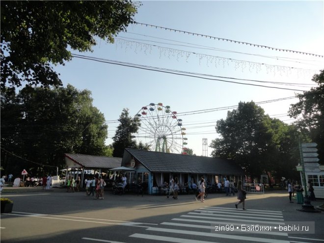 Прогулка по парку Сокольники в Москве в компании с Мышонком