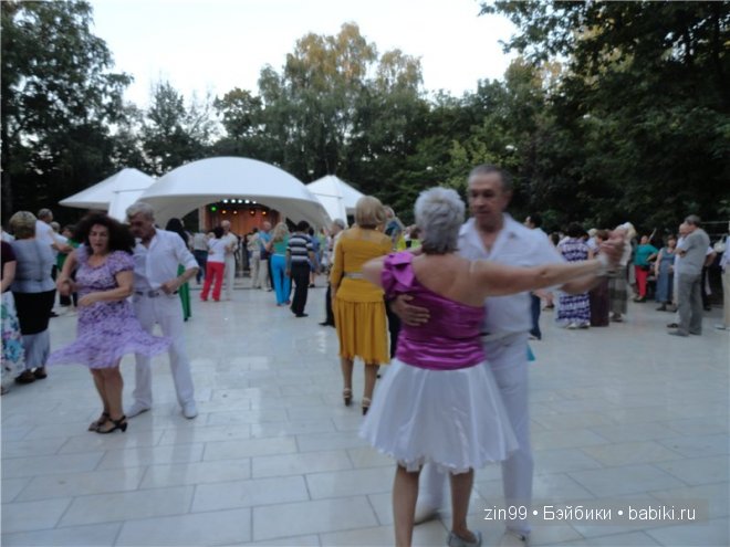 Прогулка по парку Сокольники в Москве в компании с Мышонком