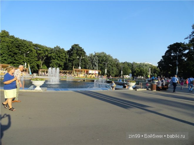 Прогулка по парку Сокольники в Москве в компании с Мышонком