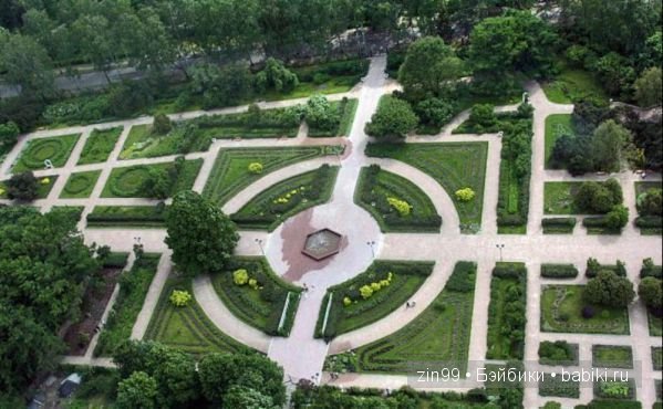 Прогулка по парку Сокольники в Москве в компании с Мышонком