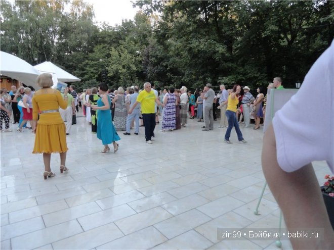 Прогулка по парку Сокольники в Москве в компании с Мышонком