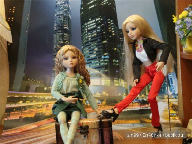 Amber Essential Tonner и Ellowyne Tonner dolls на прогулке, и дома