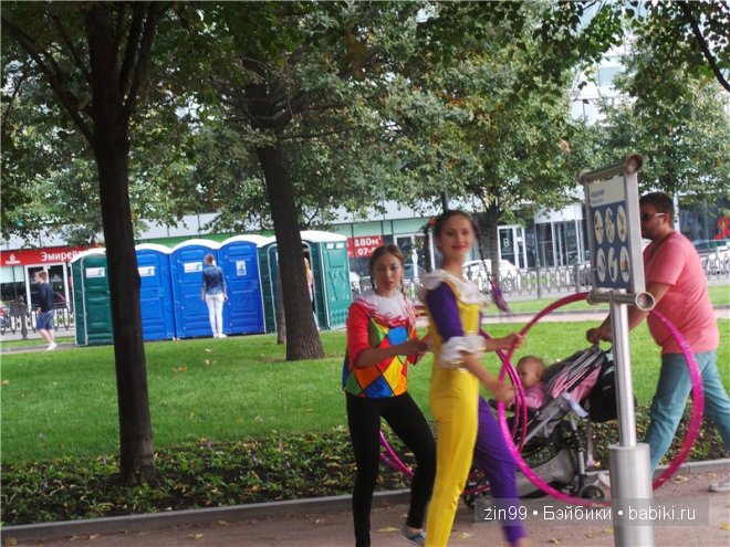 По бульварам и улицам Москвы с куклами Cabbage Patch Kids dolls