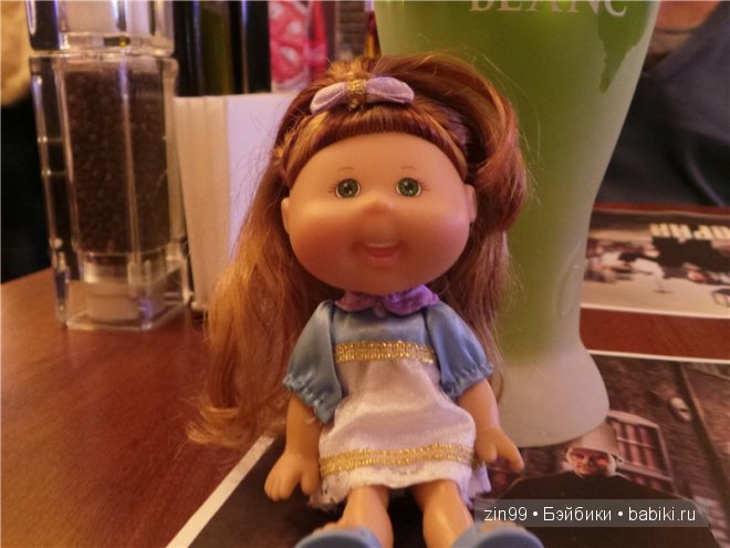 Как капустка Cabbage Patch Kids Doll посетила часть фестиваля "Путешествие в Рождество"