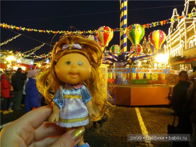 Как капустка Cabbage Patch Kids Doll посетила часть фестиваля "Путешествие в Рождество"