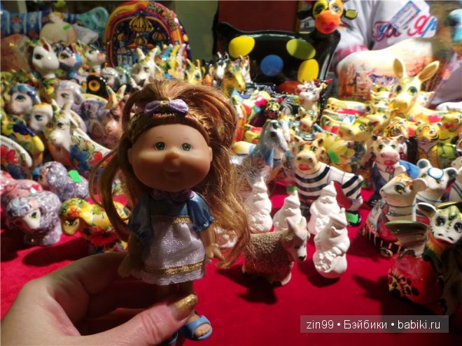 Как капустка Cabbage Patch Kids Doll посетила часть фестиваля "Путешествие в Рождество"