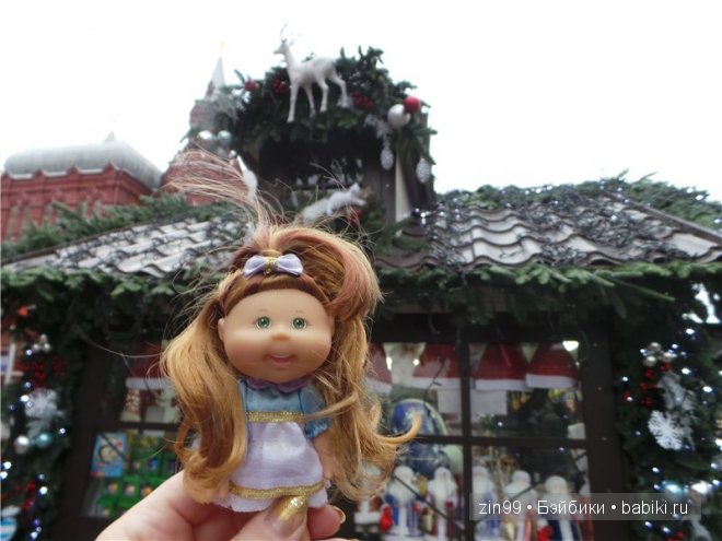 Как капустка Cabbage Patch Kids Doll посетила часть фестиваля "Путешествие в Рождество"