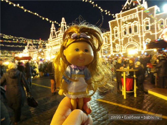 Как капустка Cabbage Patch Kids Doll посетила часть фестиваля "Путешествие в Рождество"