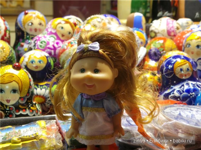 Как капустка Cabbage Patch Kids Doll посетила часть фестиваля "Путешествие в Рождество"