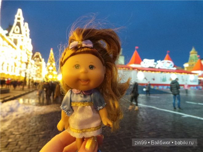 Как капустка Cabbage Patch Kids Doll посетила часть фестиваля "Путешествие в Рождество"