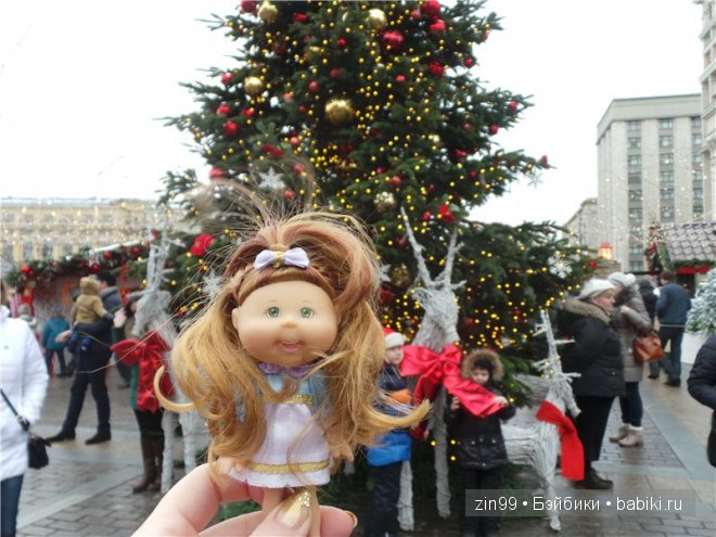 Как капустка Cabbage Patch Kids Doll посетила часть фестиваля "Путешествие в Рождество"