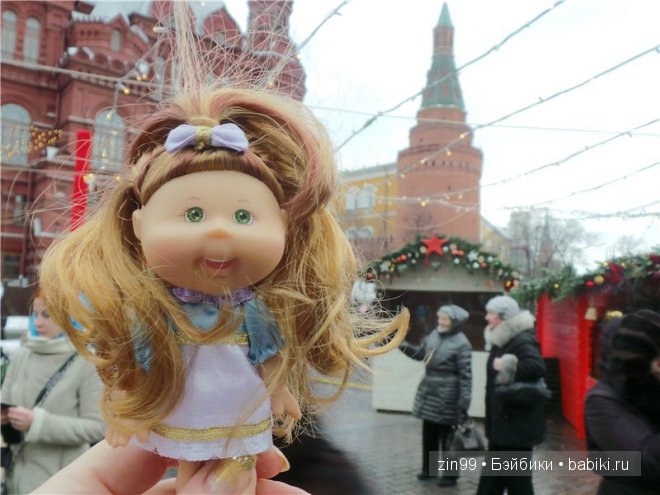 Как капустка Cabbage Patch Kids Doll посетила часть фестиваля "Путешествие в Рождество"