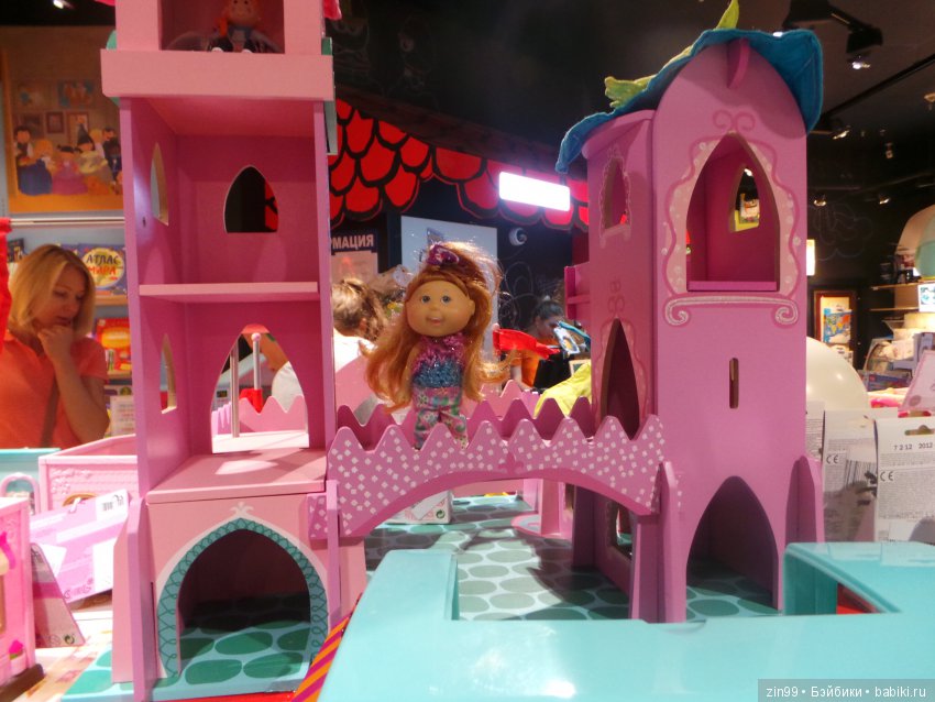 Прогулка в магазины! Или Лилочка домик выбирает