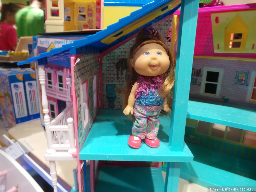 Прогулка в магазины! Или Лилочка домик выбирает