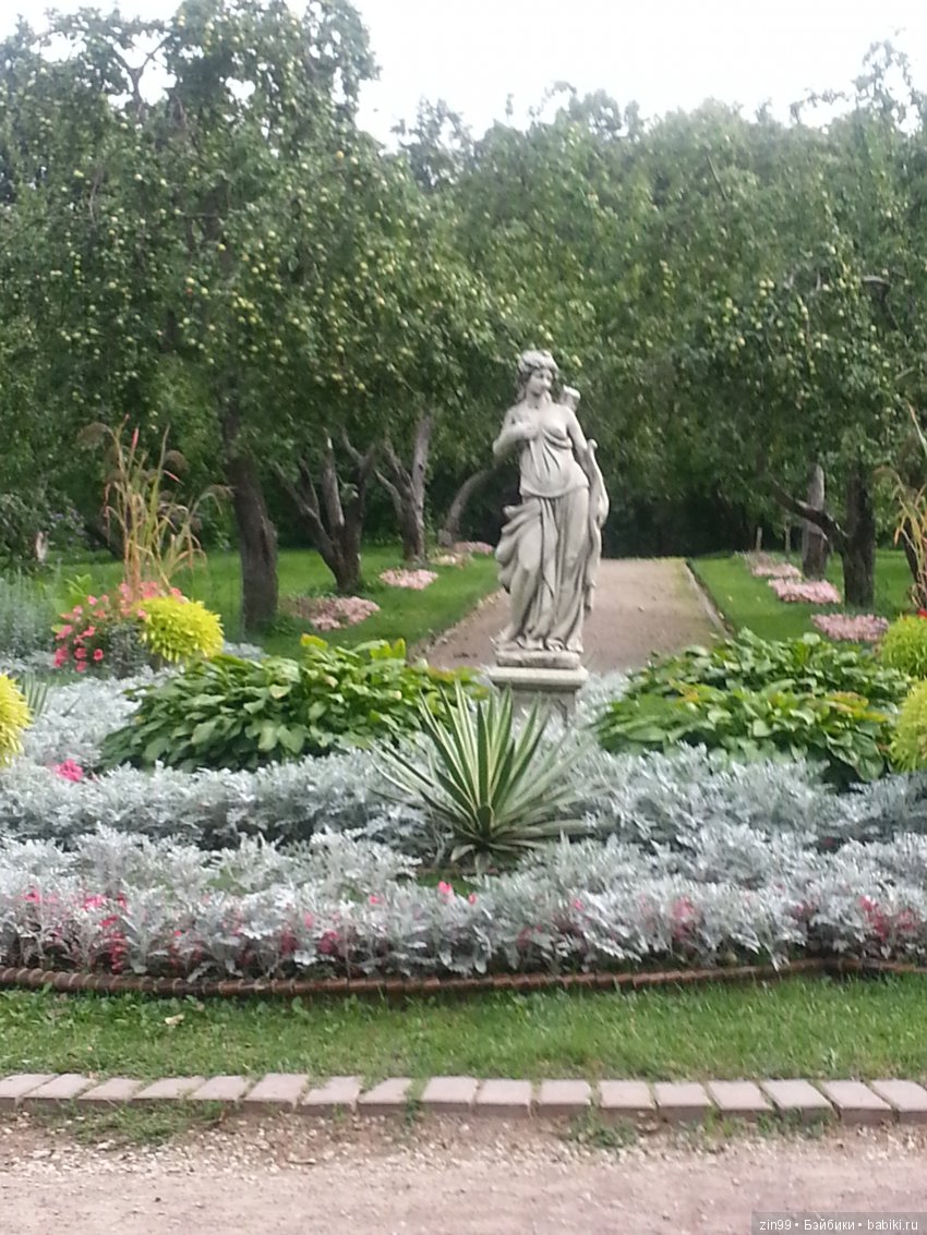 Новые наряды, или прогулка в Коломенское? Скорее и то и другое