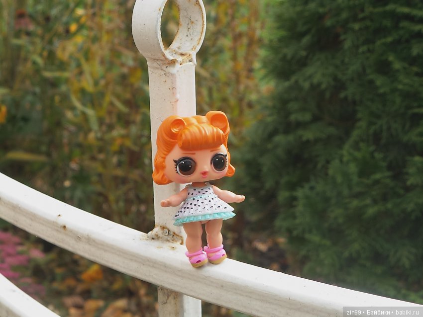 Маленькие девочки Лол и Капустка на прогулке в парках