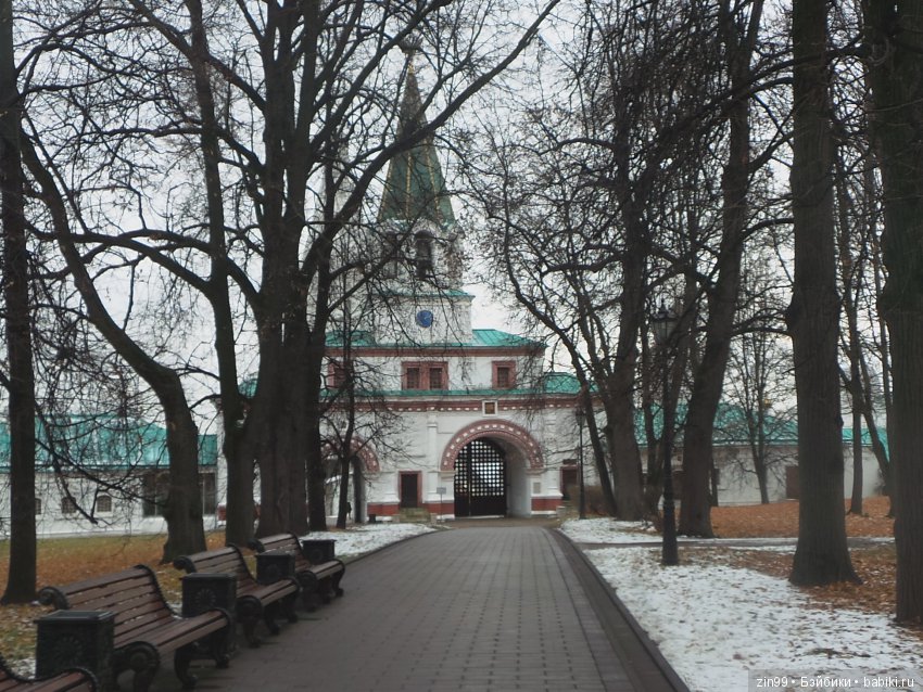 Маленькие девочки Лол и Капустка на прогулке в парках