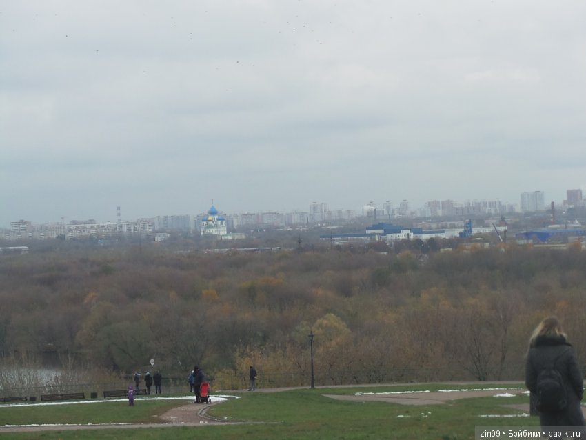 Маленькие девочки Лол и Капустка на прогулке в парках