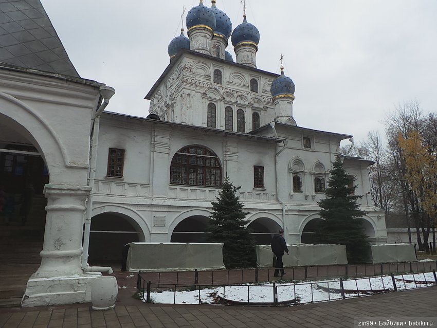 Маленькие девочки Лол и Капустка на прогулке в парках