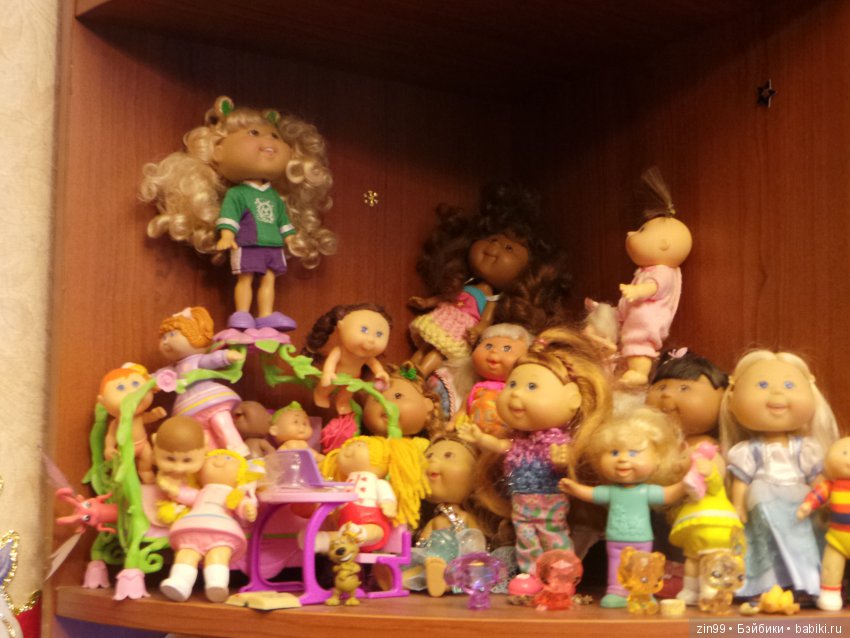 Маленькие девочки Лол и Капустка на прогулке в парках