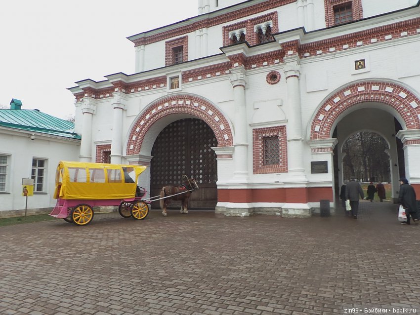 Маленькие девочки Лол и Капустка на прогулке в парках