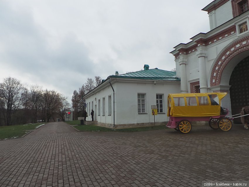 Маленькие девочки Лол и Капустка на прогулке в парках