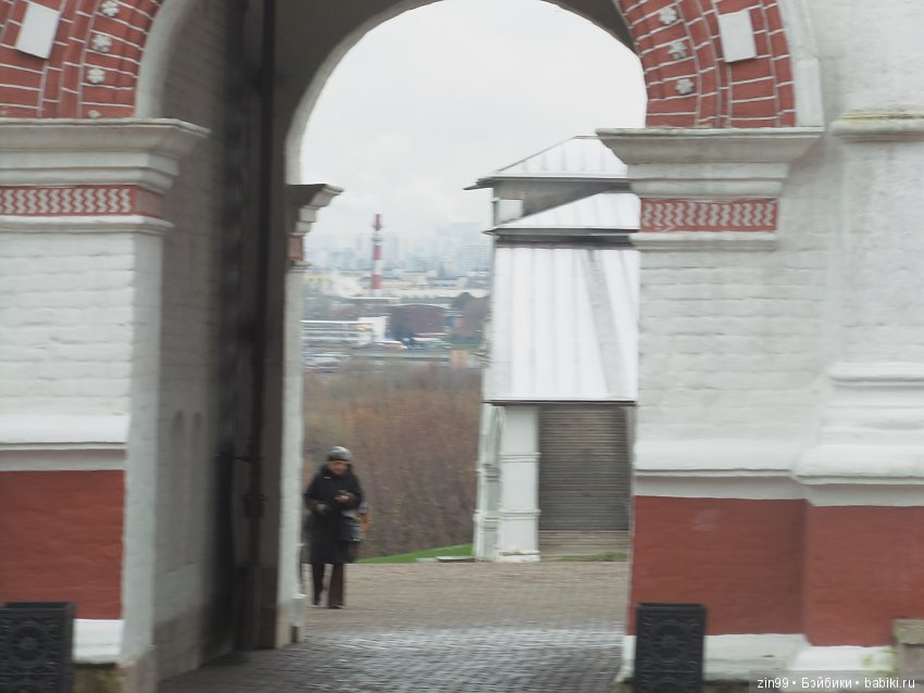 Маленькие девочки Лол и Капустка на прогулке в парках