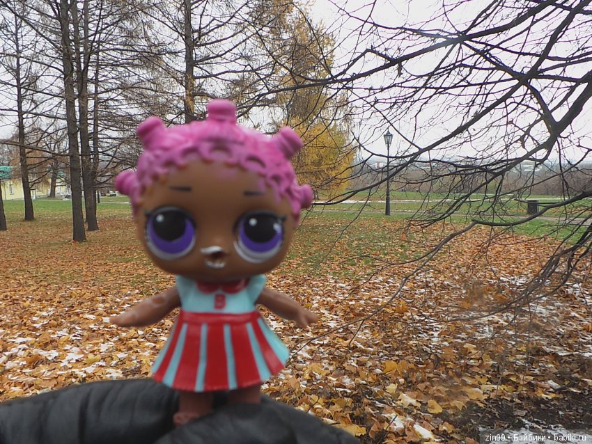 Маленькие девочки Лол и Капустка на прогулке в парках