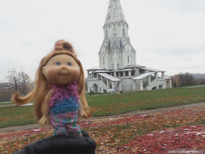 Маленькие девочки Лол и Капустка на прогулке в парках