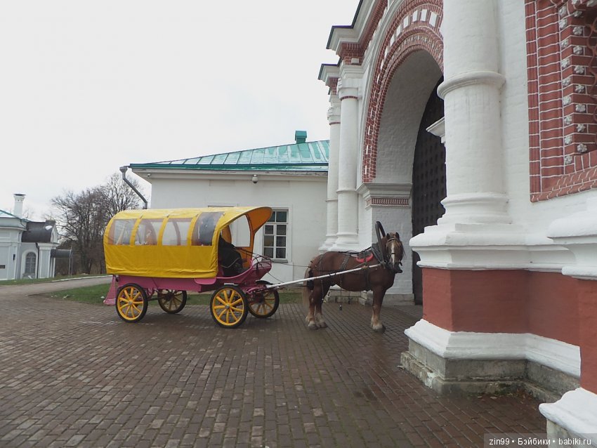 Маленькие девочки Лол и Капустка на прогулке в парках