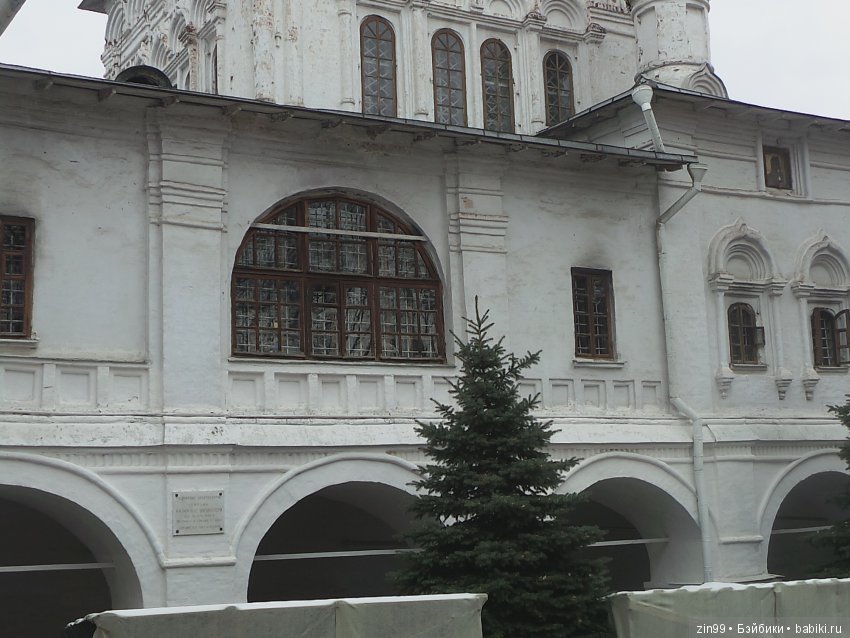 Маленькие девочки Лол и Капустка на прогулке в парках