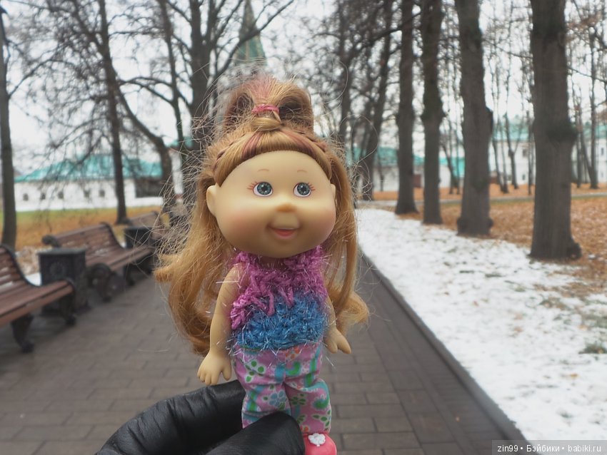 Маленькие девочки Лол и Капустка на прогулке в парках