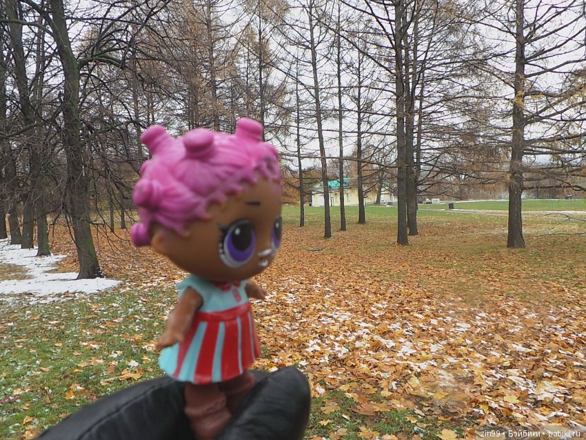 Маленькие девочки Лол и Капустка на прогулке в парках