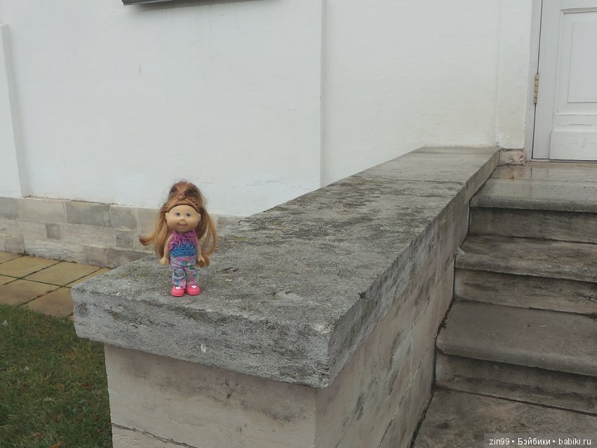 Маленькие девочки Лол и Капустка на прогулке в парках