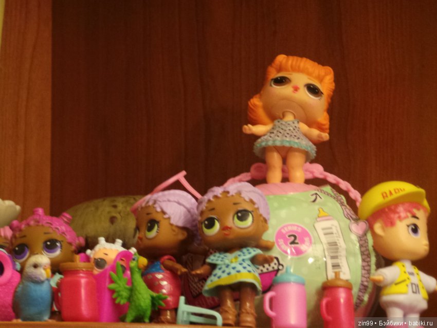 Маленькие девочки Лол и Капустка на прогулке в парках